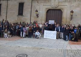 Asistentes en esta protesta, en la puerta del Ayuntamiento.