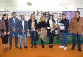 Autoridades junto a los dos familiares de José María Gallego