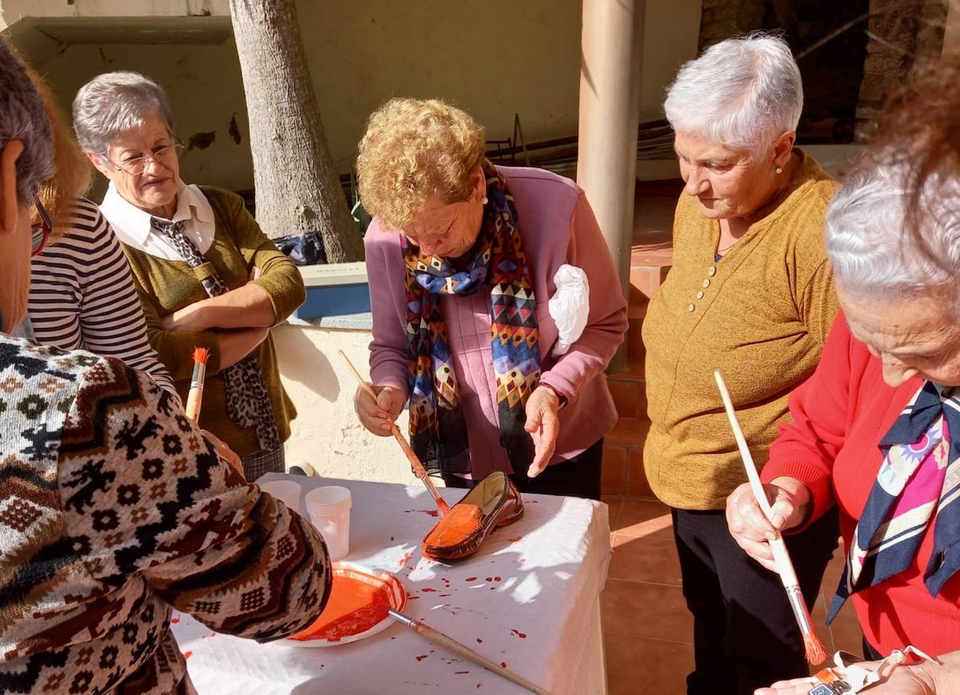 Diseñan zapatos rojos contra la violencia de genero