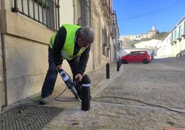 Operario con la retirada de esos pivotes