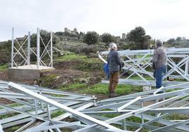 Una torre junto a la base que la sustentará, y al fondo Trujillo, en una foto tomada el 2 de noviembre.