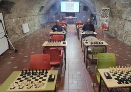 Los dirigentes del club, con el nuevo material en las instalaciones cedidas para la entidad.