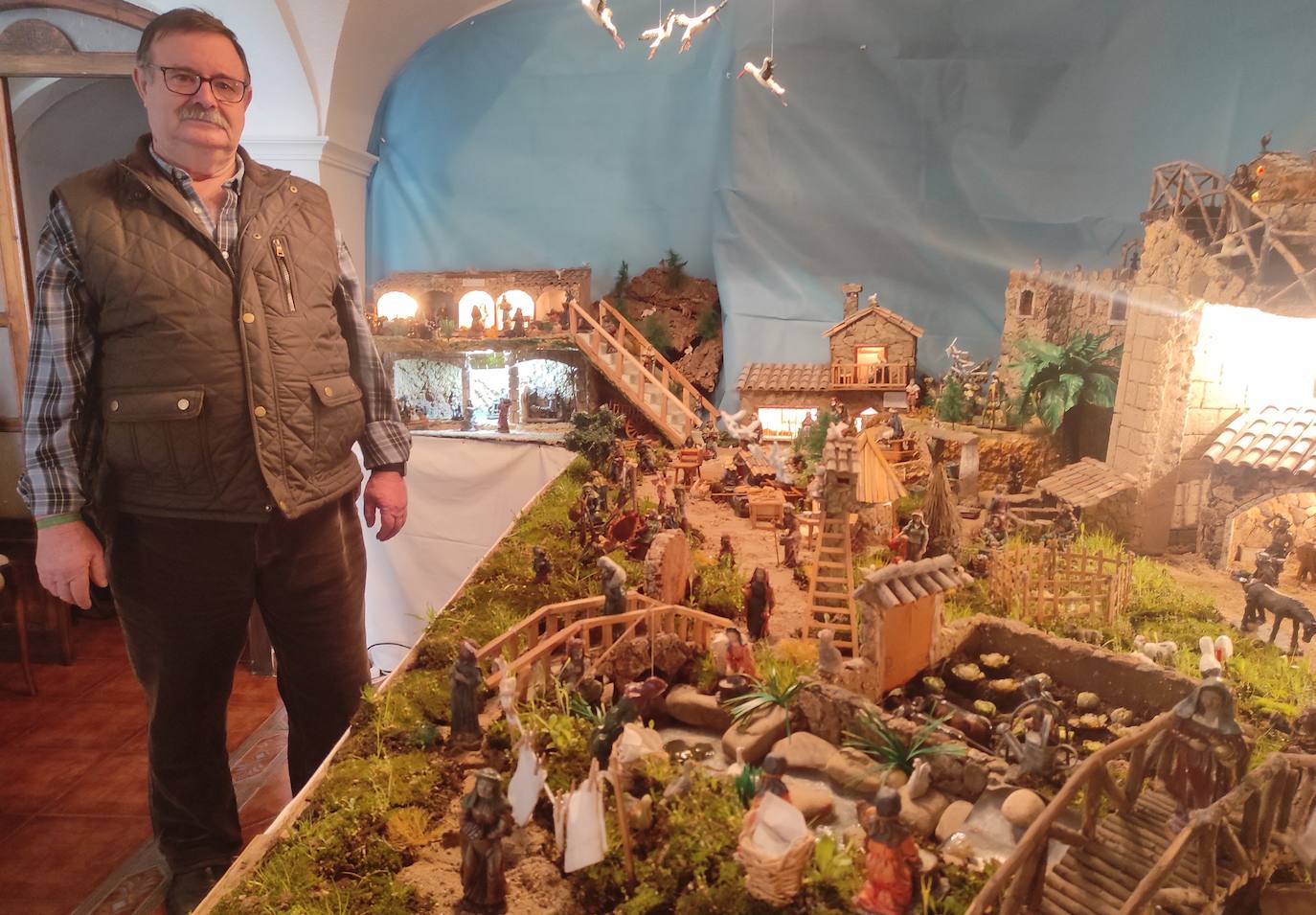 José Manuel Andrade dando a conocer su belén.