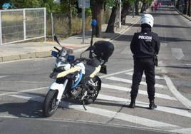 Uno de los agentes de la Policía Local en un servicio.