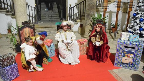 Decenas de menores entregan su carta a los pajes reales