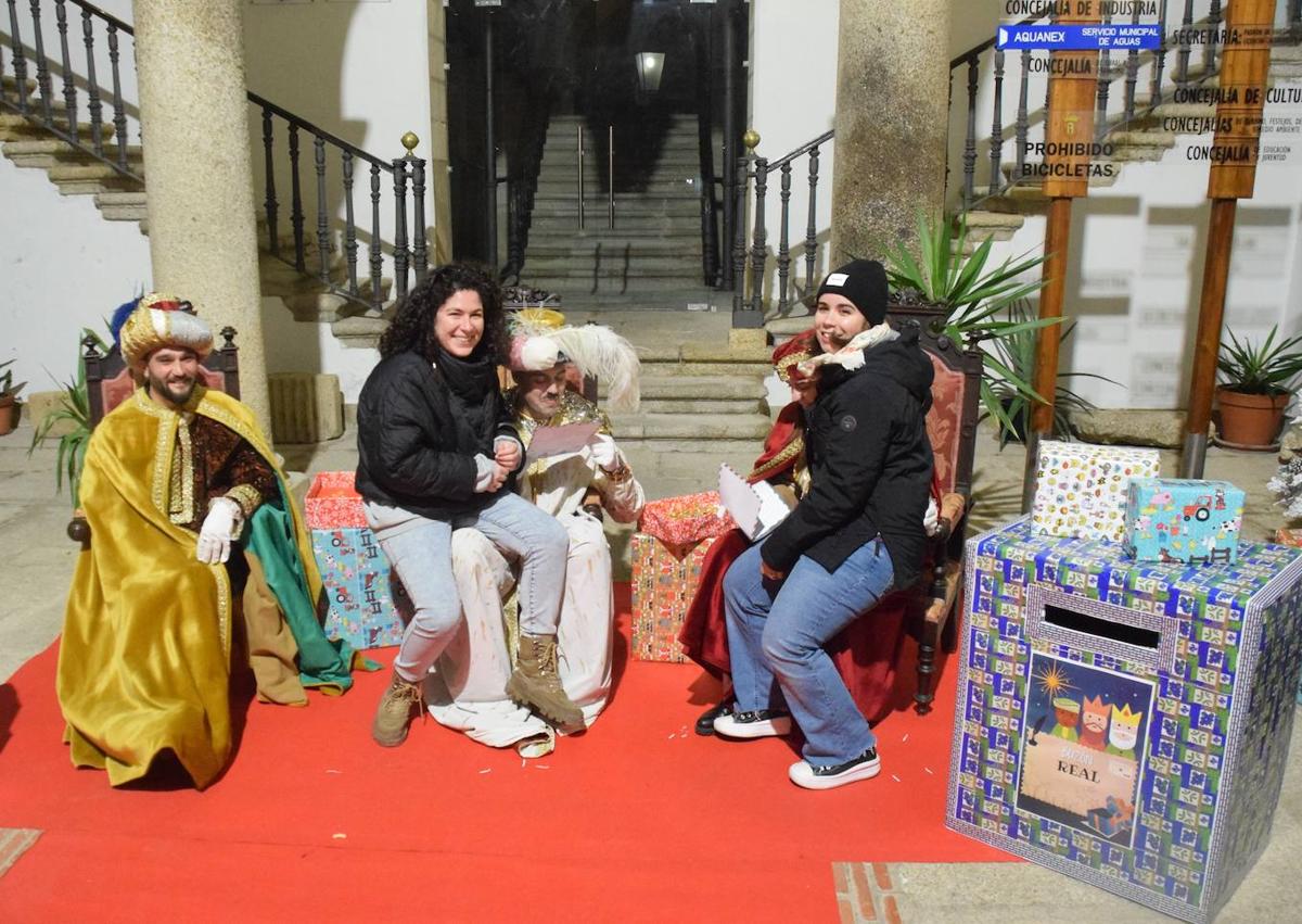 Imagen secundaria 1 - Decenas de menores entregan su carta a los pajes reales