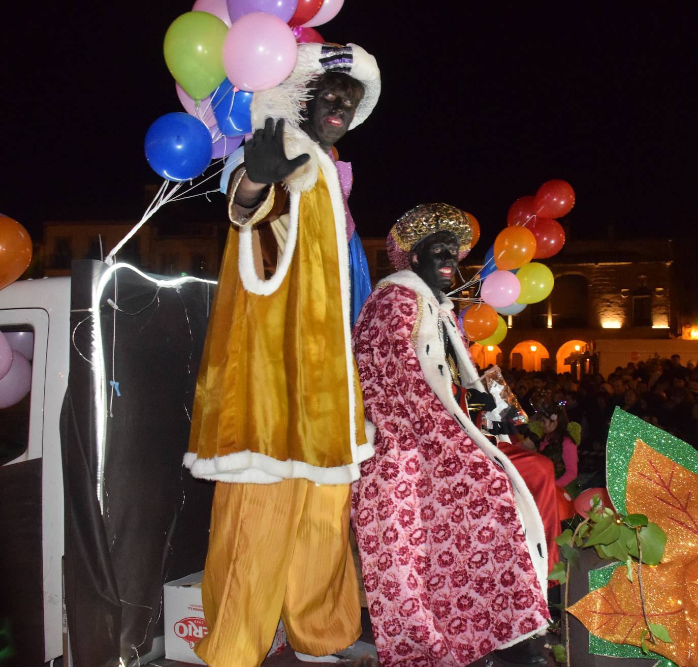 Imagen secundaria 2 - La cabalgata vuelve a llenar de ilusión las calles de la ciudad