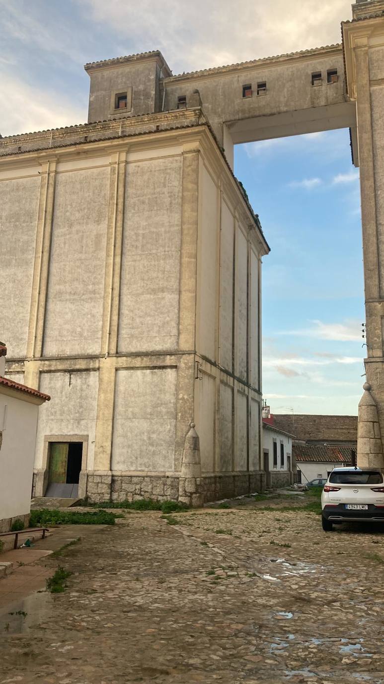 Imagen secundaria 2 - Proceso de construcción del rocódromo en el antiguo silo 