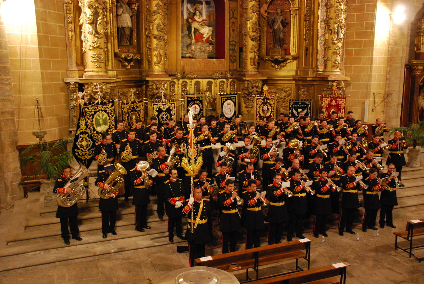 Una de las agrupaciones que ha pasado por el pregón de la Semana Santa trujillana. /J. S. P.