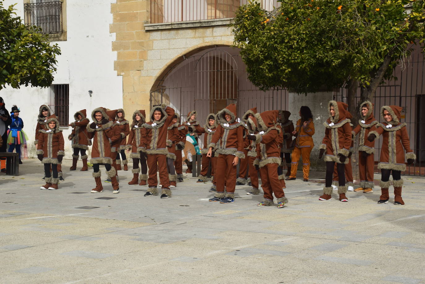 Las dos agrupaciones participantes Pavo Real y Yupik 