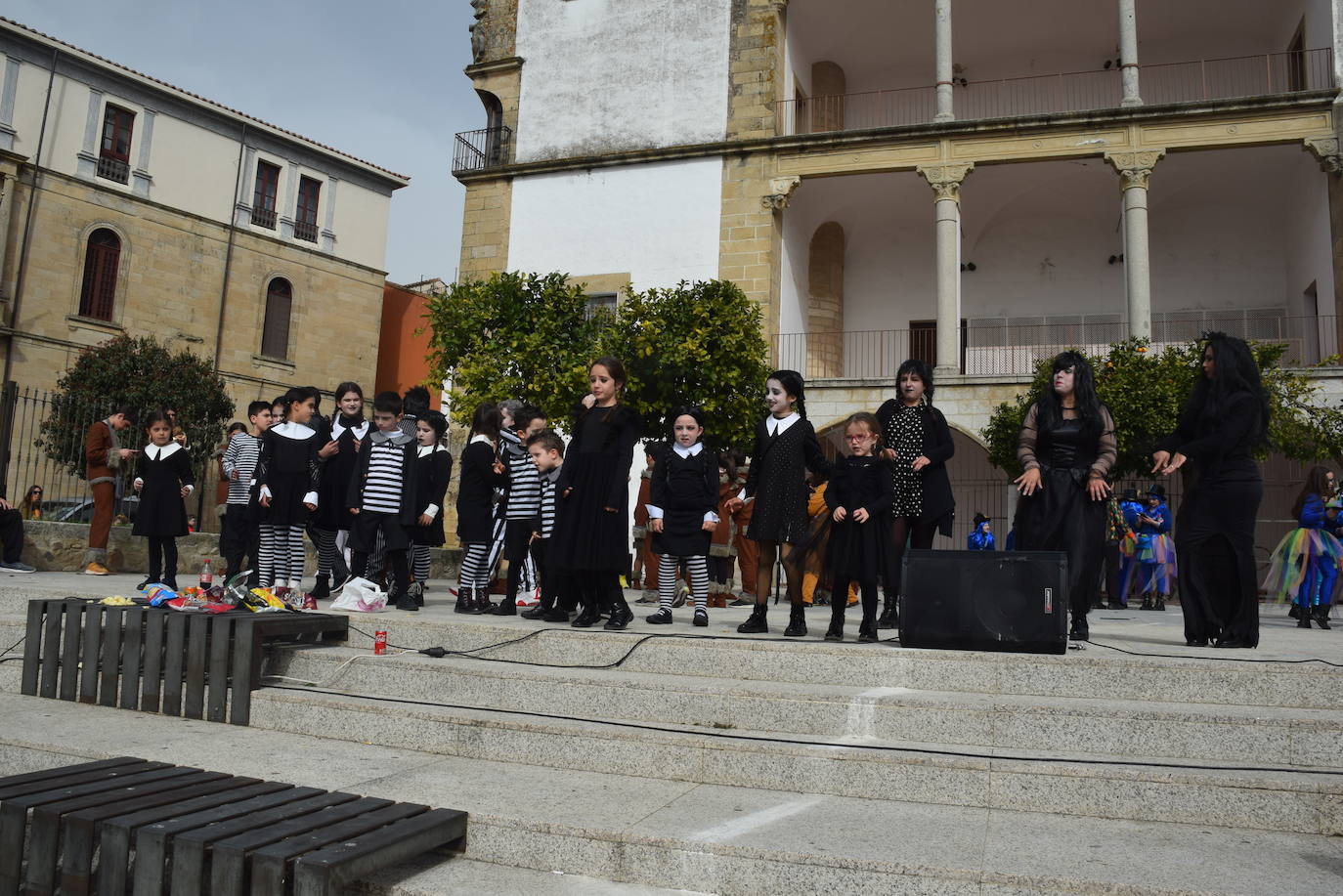 Las dos agrupaciones participantes Pavo Real y Yupik 