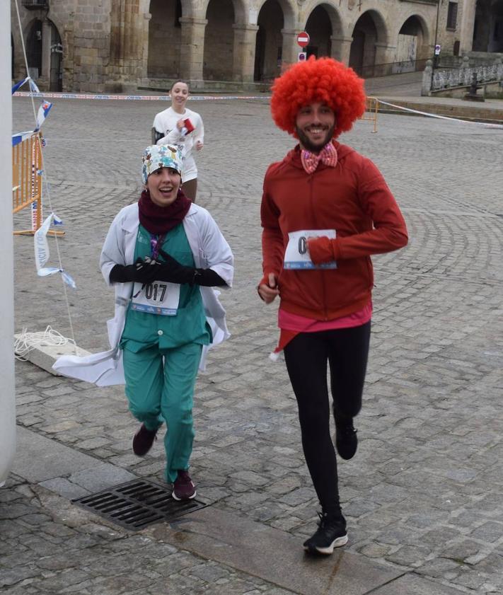 Imagen secundaria 2 - La San Silvestre contó con algo más de medio centenar de corredores