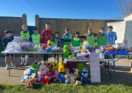 Algunos participantes con diferentes juguetes donados.