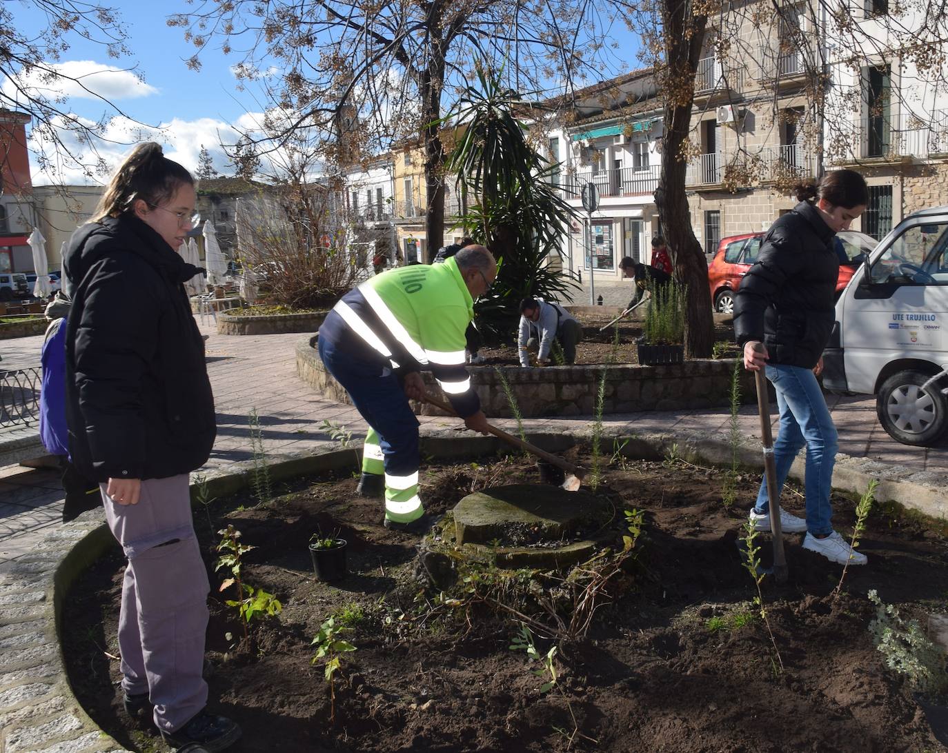 Imagen secundaria 2 - Más de medio centenar de personas en la plantación de árboles y arbustos