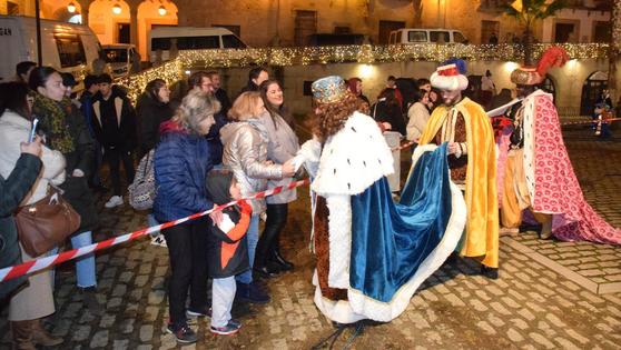 La cabalgata de Reyes, muy participativa, llena de ilusión las calles de la ciudad