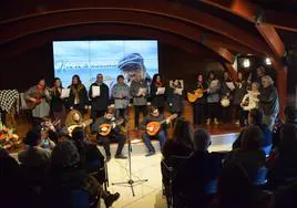 La rondalla de los Coros y Danzas Virgen del Rosario cantando 'Trujillana', junto a familiares de Kin.