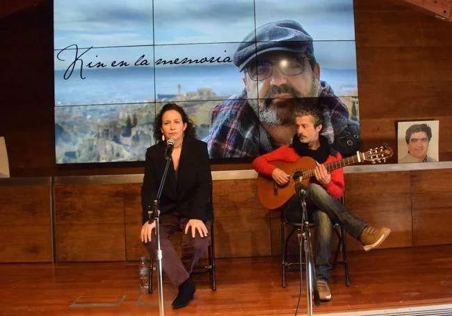 Ana Sánchez, jcon Eugenio a la guitarra, justo antes de su intervención.
