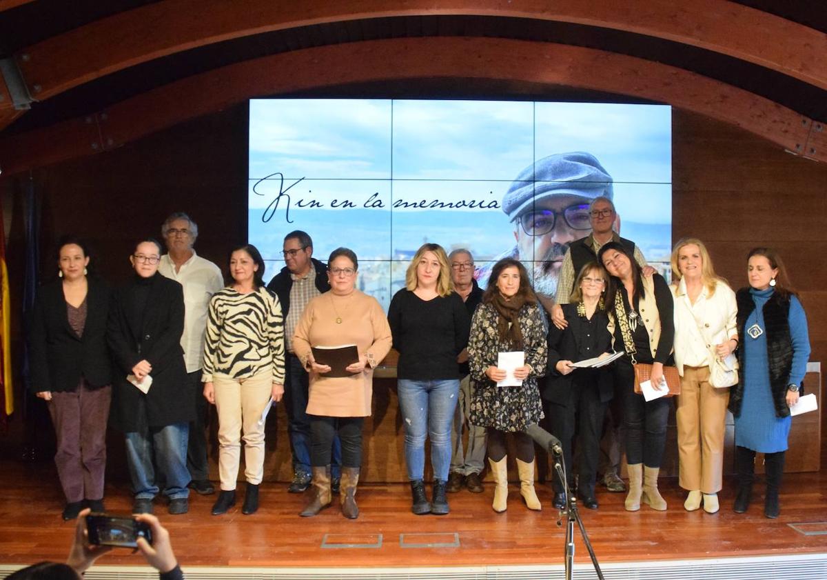 Imagen principal - Kin Paredes recibe un sentido homenaje, con gran asistencia de público