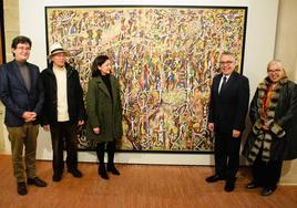 Organizadores y autoridades con el artista, junto a una de sus obras expuestas
