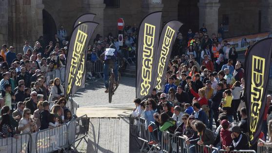 Numeroso público y un sol radiante acompañan al enduro