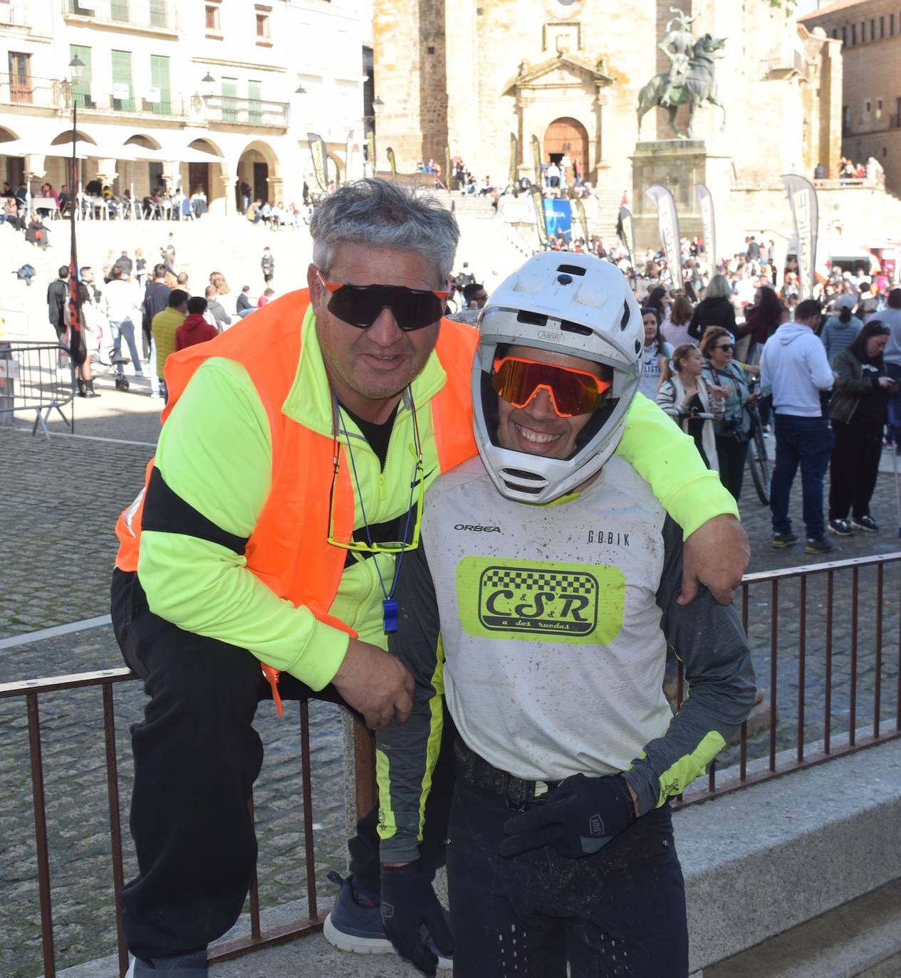 Imagen secundaria 2 - Numeroso público y un sol radiante acompañan al enduro
