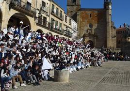 Estudiantes de los colegios e institutos celebran el Día Escolar de la Paz