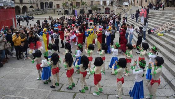 Los tradicionales desfiles de Carnaval de los colegios se adaptan por la lluvia
