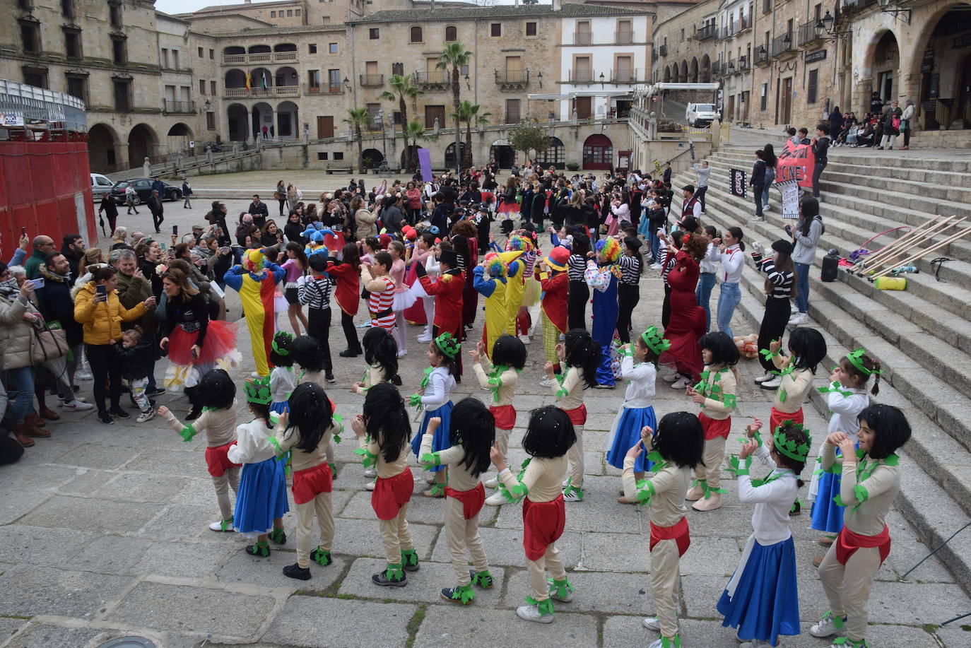 Los tradicionales desfiles de Carnaval de los colegios se adaptan por la lluvia