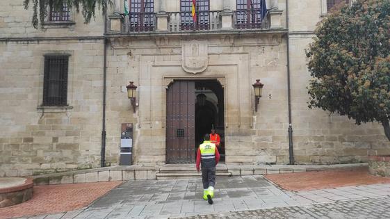 Obras se centra en mejorar las cubiertas de edificios municipales
