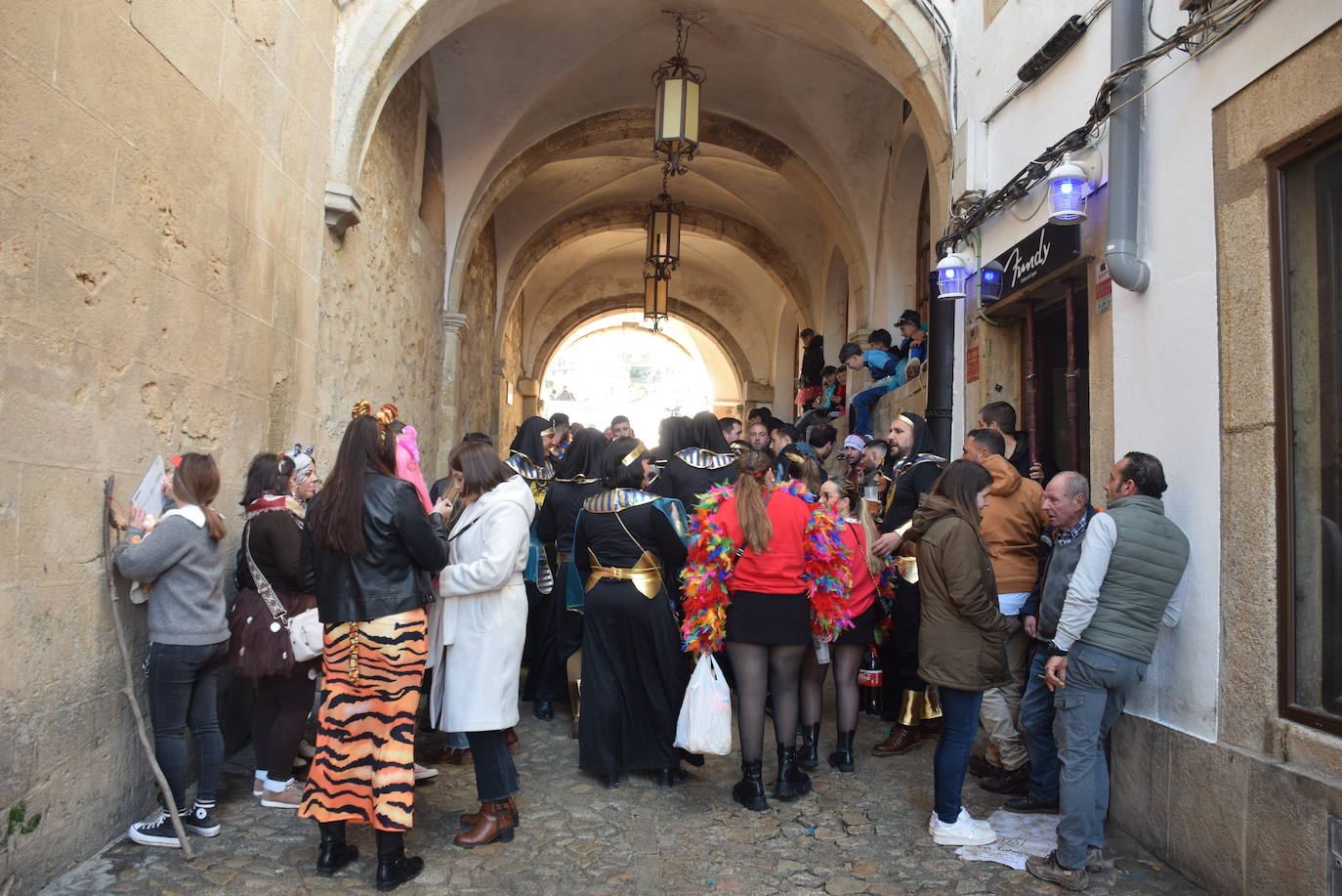 Concurso de comparsas y primer día de festejos taurinos