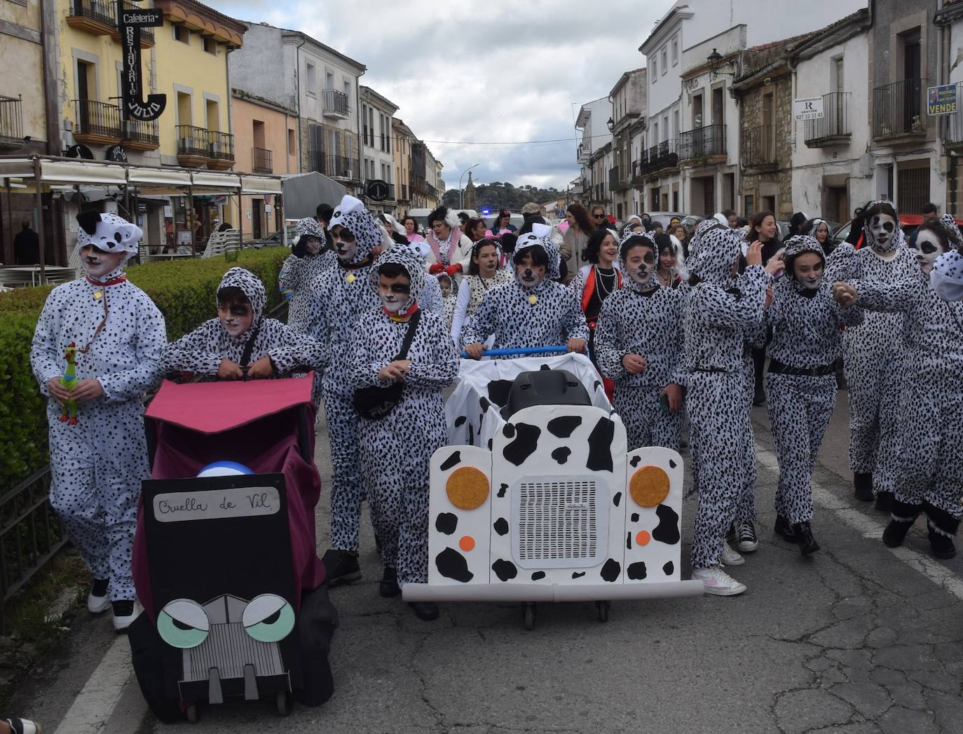 Concurso de comparsas y primer día de festejos taurinos
