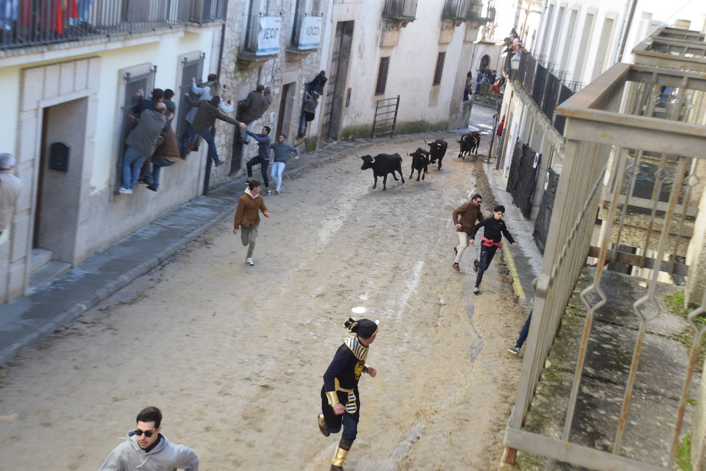 Concurso de comparsas y primer día de festejos taurinos