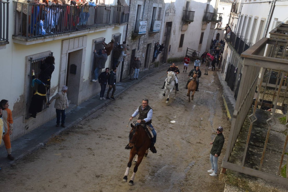 Concurso de comparsas y primer día de festejos taurinos