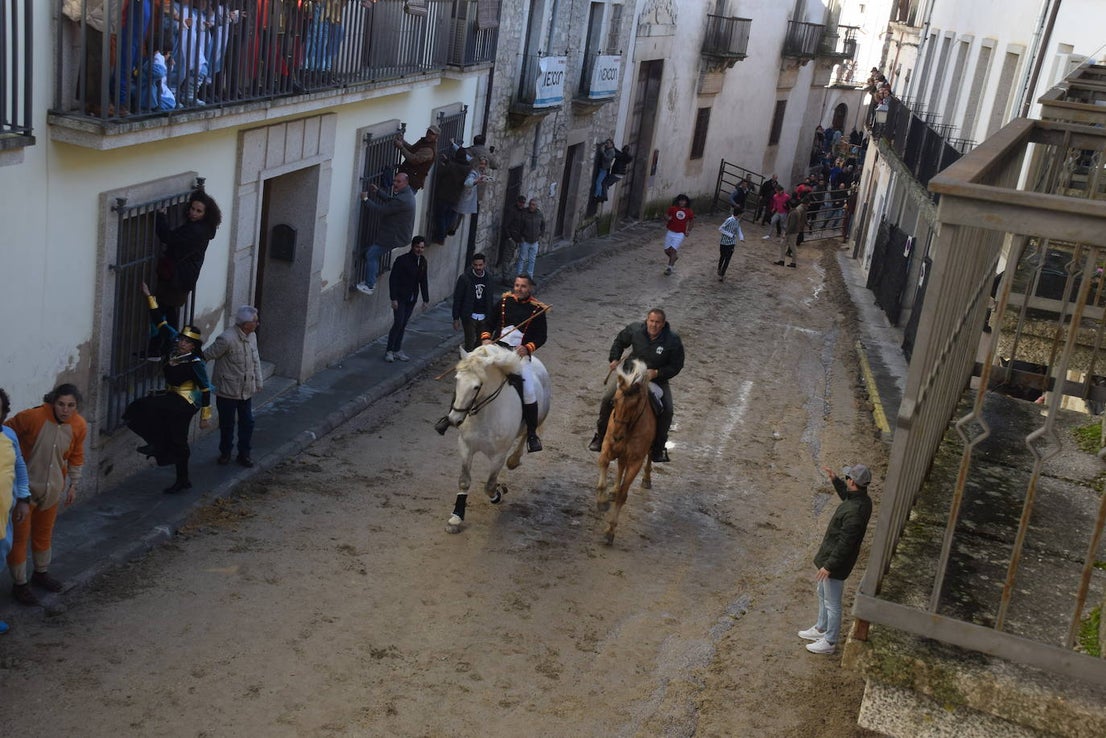 Concurso de comparsas y primer día de festejos taurinos