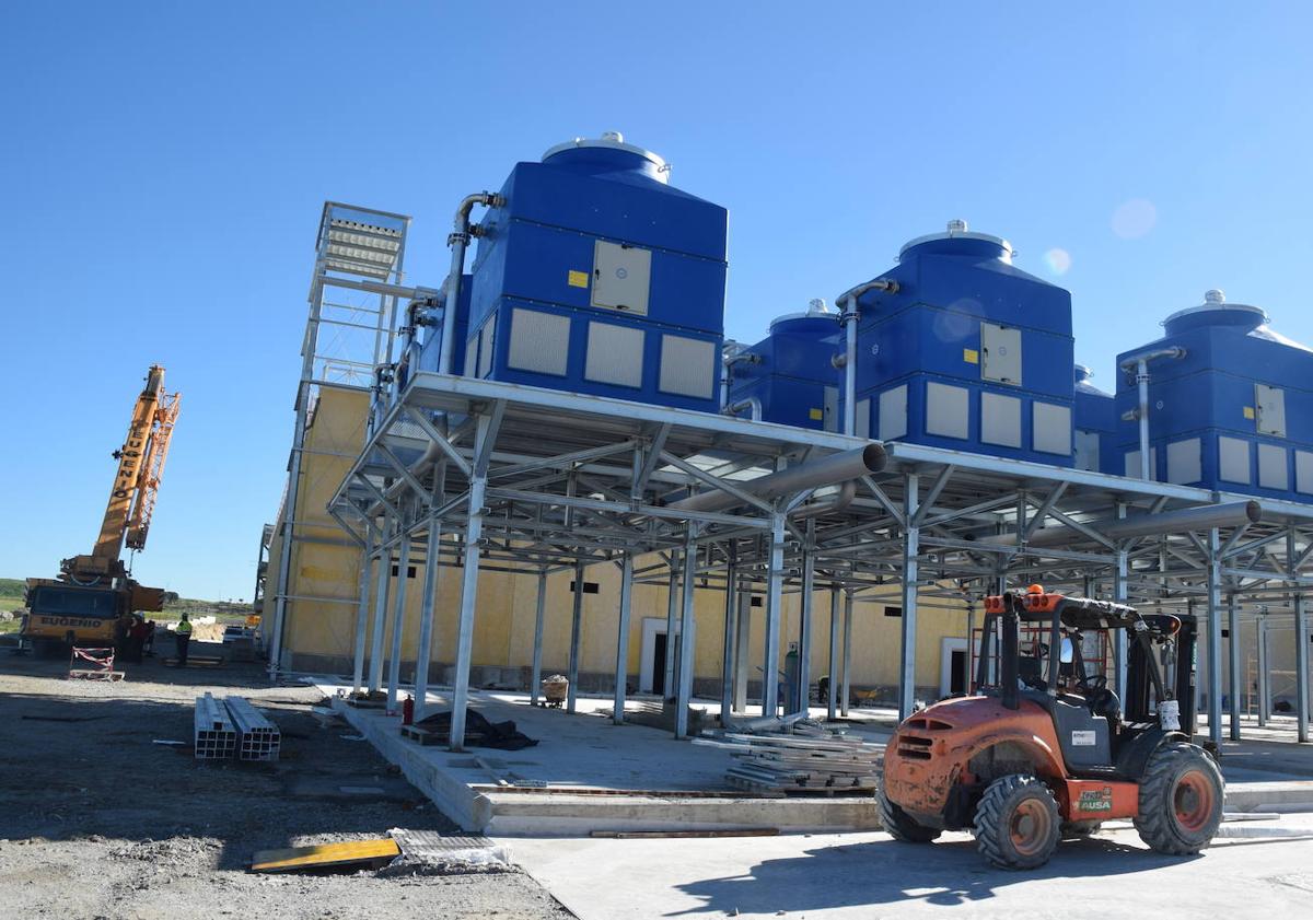 Imagen principal - La fábrica de diamantes tiene ya a 30 personas contratadas para la primera fase