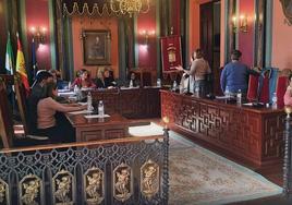 El final de la sesión plenaria, marchándose los ediles socialistas.