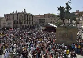 La plaza Mayor, con miles de personas, en la fiesta del Chíviri del año pasado.