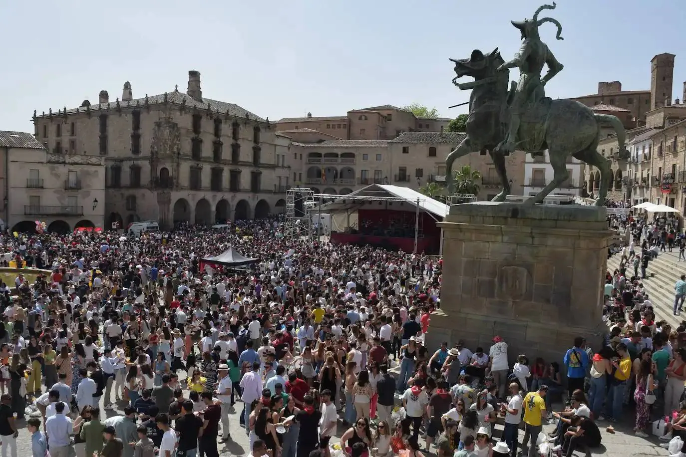 La plaza Mayor, con miles de personas, en la fiesta del Chíviri del año pasado.