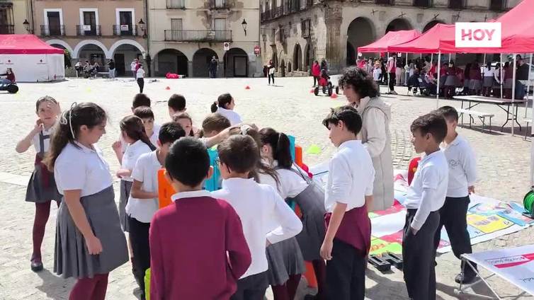 Cruz Roja sale a la plaza Mayor para mostrar diferentes servicios y recursos