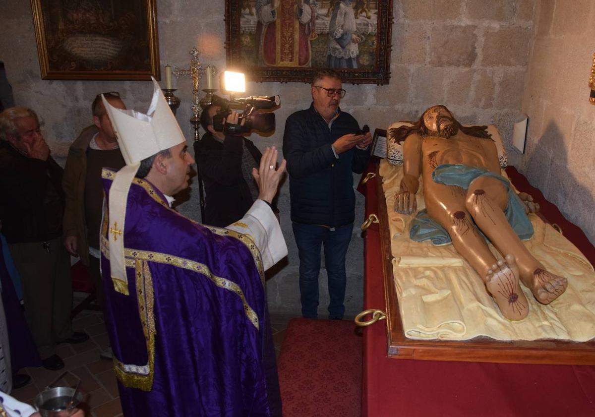 Imagen principal - Cientos de feligreses participan en el Vía Crucis del Lunes Santo, a pesar del frío