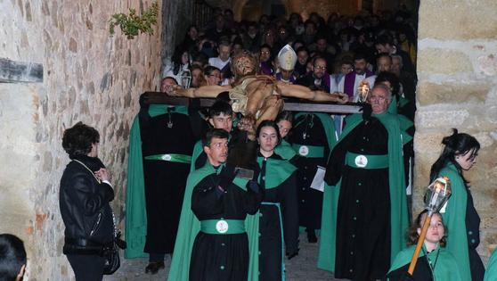 Cientos de feligreses participan en el Vía Crucis del Lunes Santo, a pesar del frío