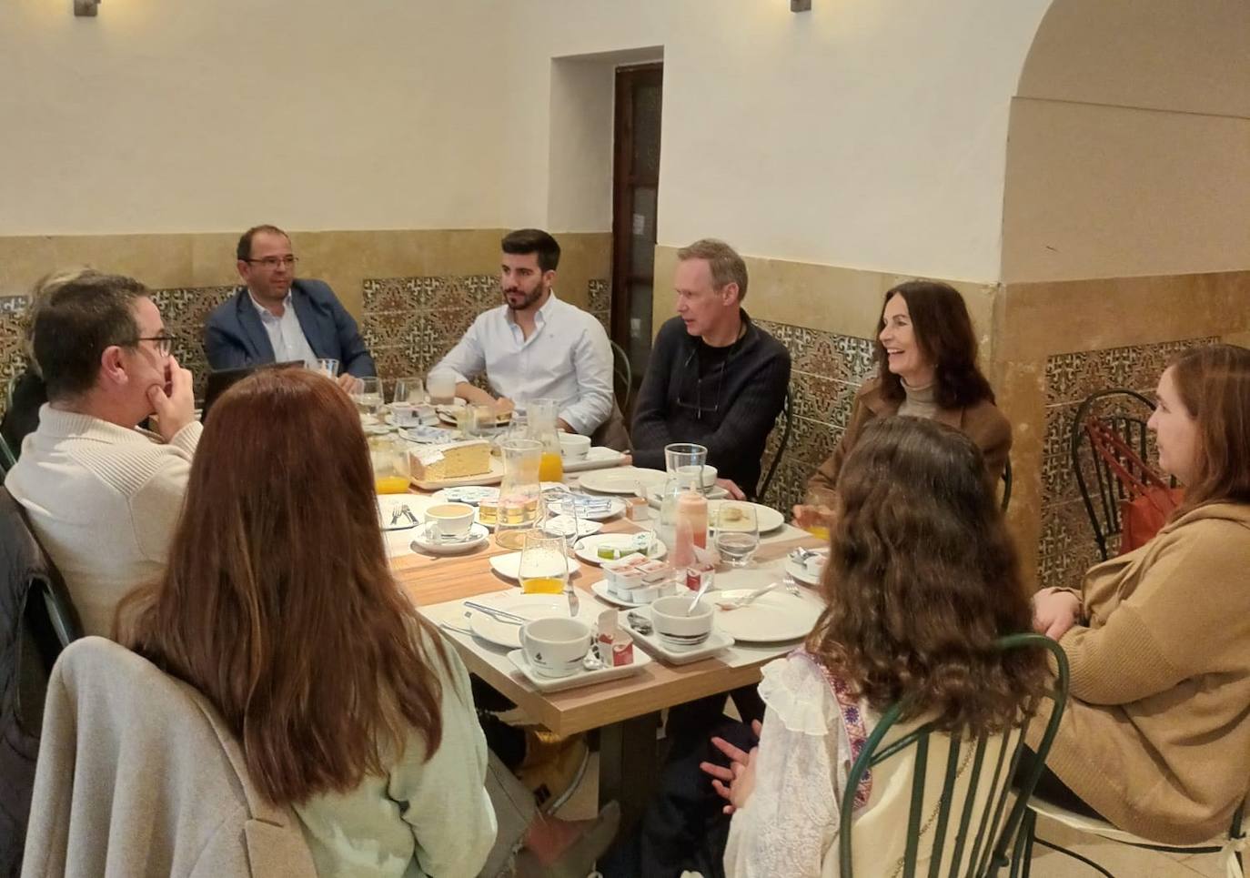 Asemtru toma nota de propuestas, con la acción 'Charlando de turismo'