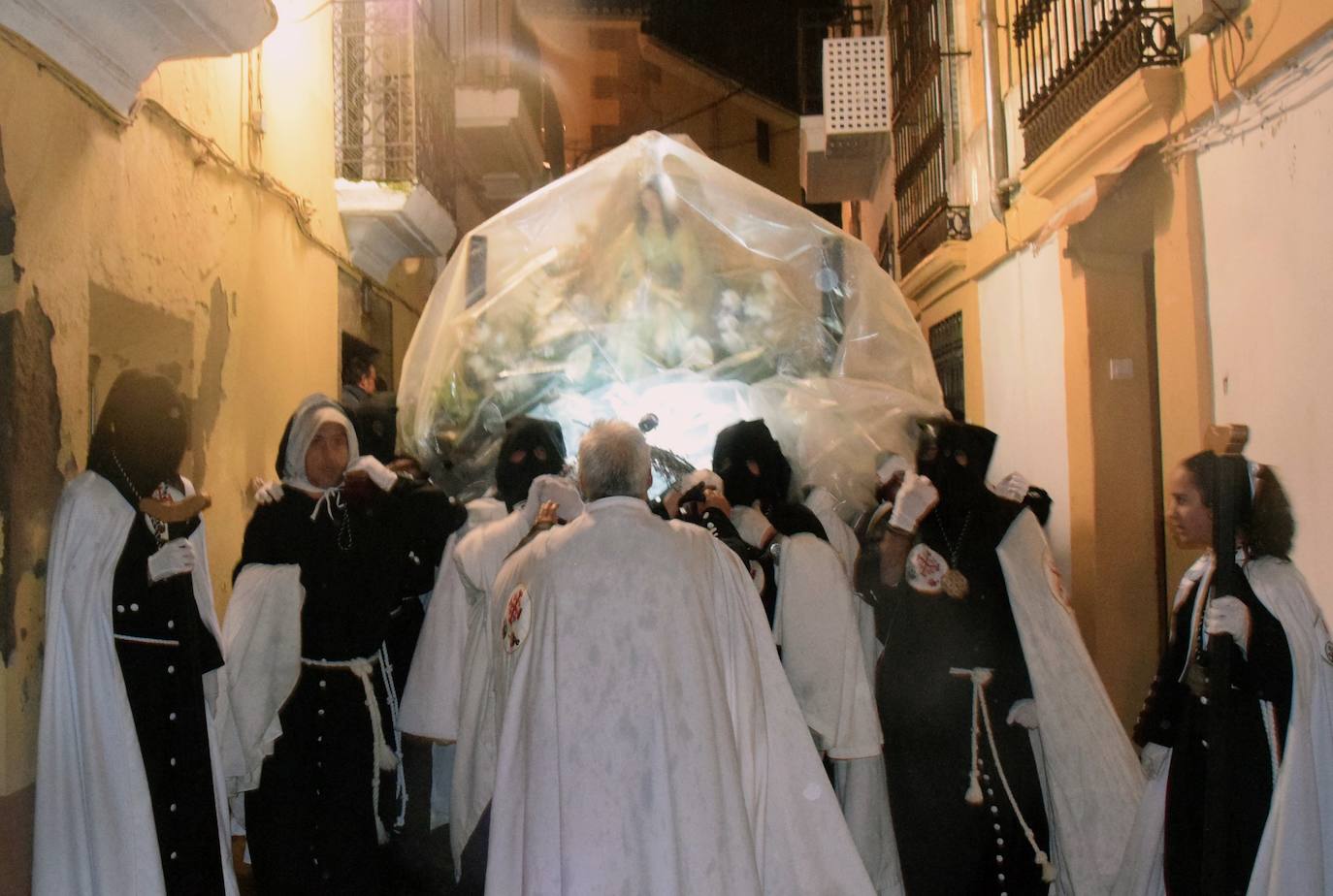 El Santo Sepulcro cubierto con un plástico dirección San Francisco