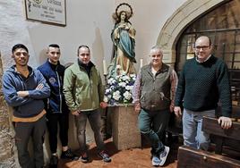 Responsables de la cofradía, junto a la nueva imagen donada.