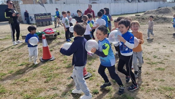 La escuela ciclista une el deporte con el juego al aire libre con 'Des&Conecta'