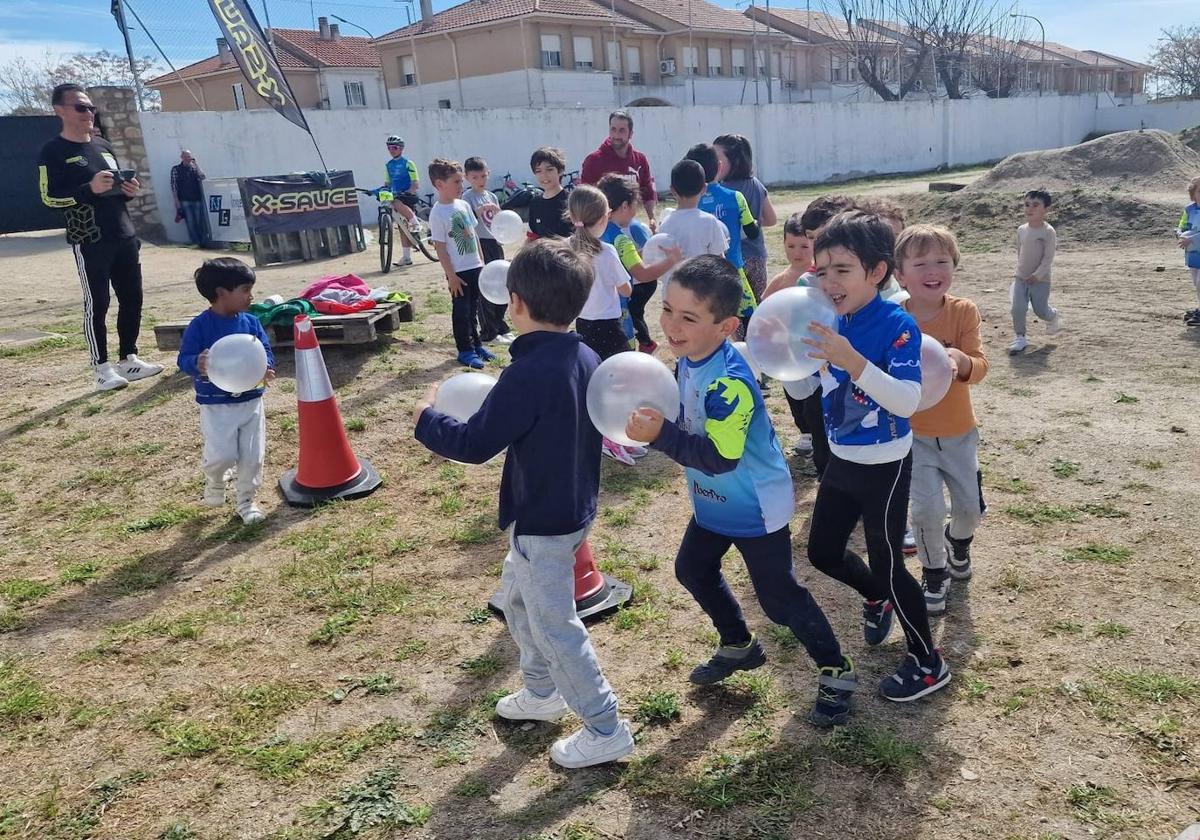 La escuela ciclista une el deporte con el juego al aire libre con 'Des&Conecta'