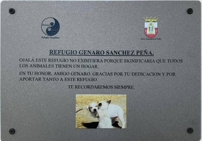 Placa colgada en la entrada del refugio