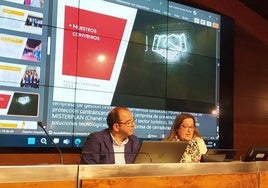 La presidenta y el secretario de la organización, en la asamblea