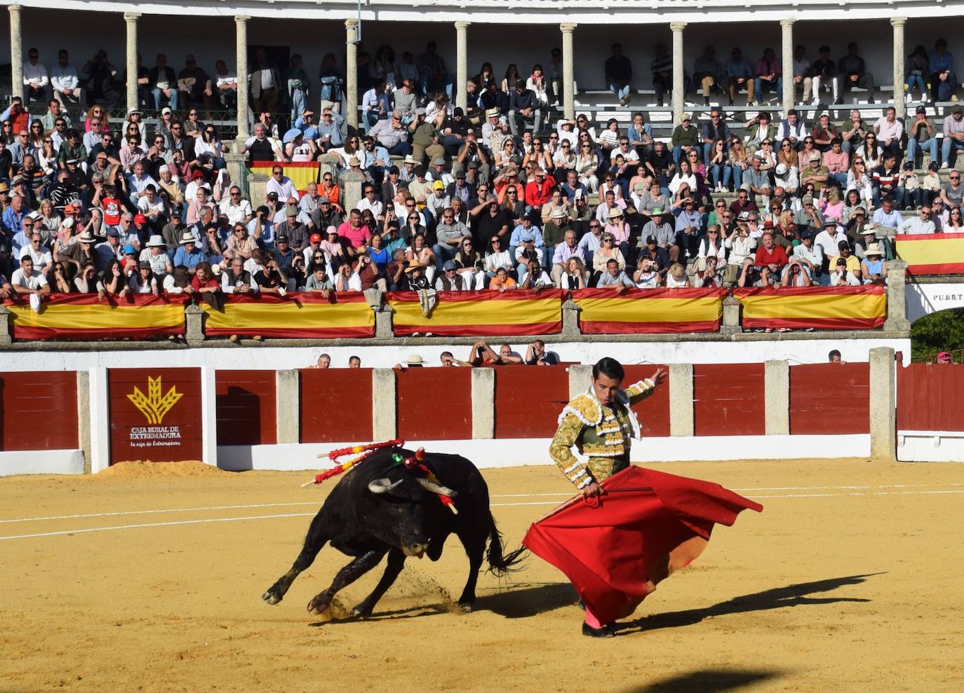 Imagen principal - José Rojo sale por la puerta grande junto a Castella y Manzanares