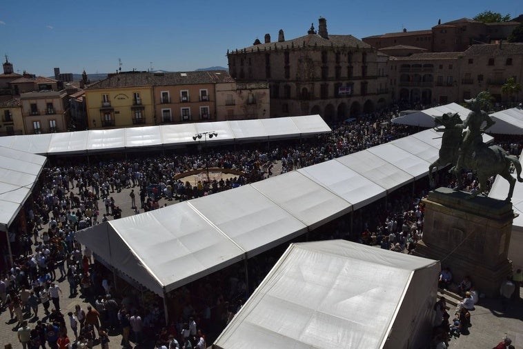 La plaza Mayor con numerosas personas en la Feria del Queso el pasado sábado.